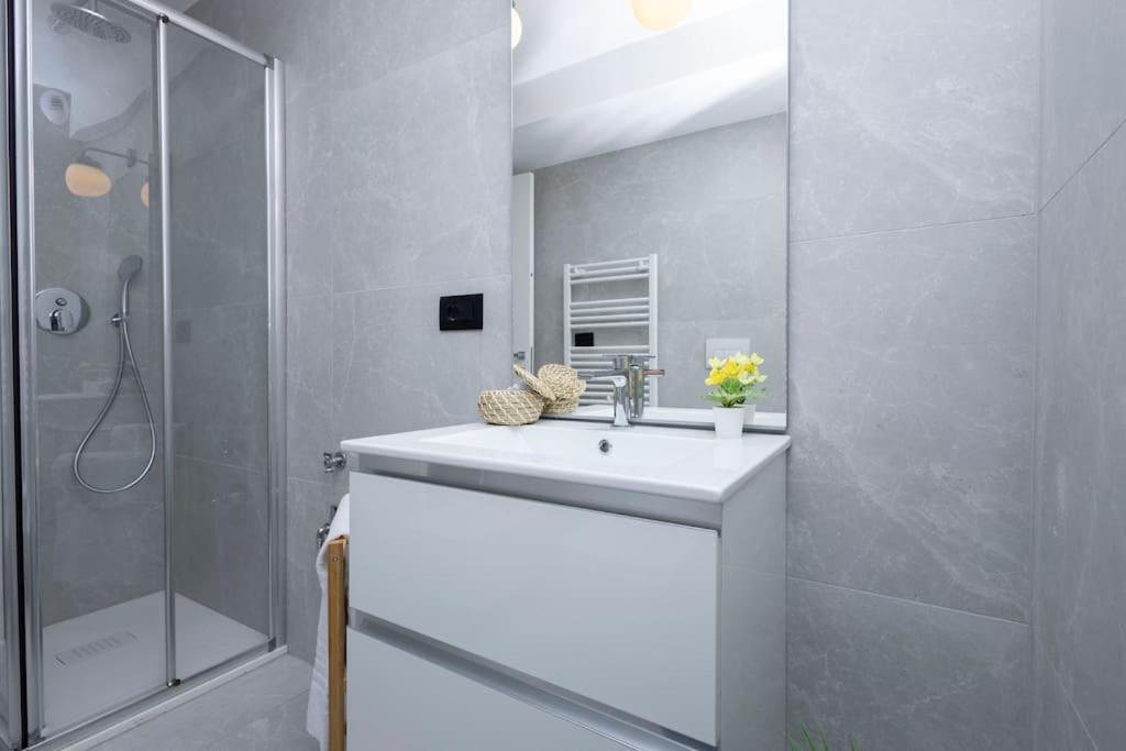 Darsena Charming Apartment By 101Flats Milan Bagian luar foto